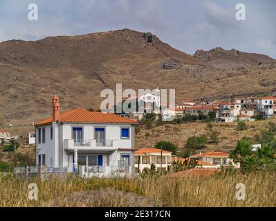 Maisons et maisons dans le petit village de Platy, Limnos, Grèce Banque D'Images