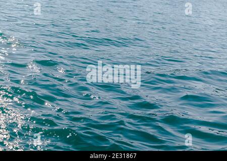Petites vagues de mer azur Banque D'Images
