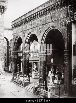 Photographie du XIXe siècle : la Loggia dei Lanzi, également appelée la Loggia della Signoria, est un bâtiment situé à l'angle de la Piazza della Signoria à Florence, en Italie, à côté de la Galerie des Offices. Banque D'Images