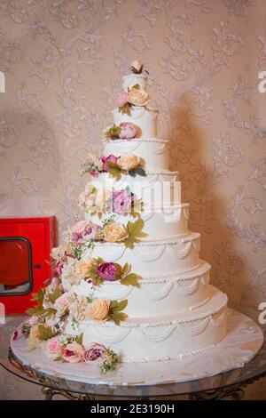 Gâteau de fleur blanche de huit étages . Gâteau de mariage dans le hall . Gâteau au huit étages