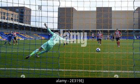 Charlie Wyke, de Sunderland, marque le deuxième but de son équipe après Connal Trueman, le gardien de but de Wimbledon, lors du match Sky Bet League 1 à Plough Lane, Londres photo de Daniel Hambury/Focus Images/Sipa USA 16/01/2021 Banque D'Images