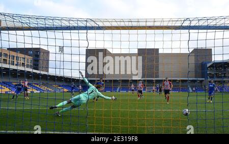 Charlie Wyke, de Sunderland, marque le deuxième but de son équipe après Connal Trueman, le gardien de but de Wimbledon, lors du match Sky Bet League 1 à Plough Lane, Londres photo de Daniel Hambury/Focus Images/Sipa USA 16/01/2021 Banque D'Images