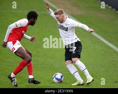 Matthew Olosunde (à gauche) de Rotherham United et Kamil Jozwiak du comté de Derby se battent pour le ballon lors du match de championnat Sky Bet à Pride Park, Derby. Banque D'Images