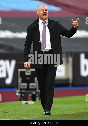 Sean Dyche, responsable de Burnley, donne des cours à ses joueurs lors du match de la Premier League au London Stadium, Londres. Banque D'Images