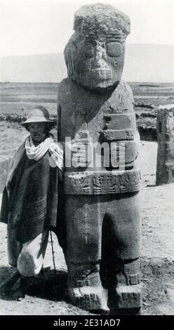 Cette photo, qui date de 1914 ou juste avant, montre une position péruvienne à côté d'une statue en pierre de l'ancien dieu à Tiwanaku. Tiwanaku, également orthographié Tiahuanaco ou Tiwanacu, civilisation précolombienne majeure (entre 200 et 1000 après J.-C.) connue à partir de ruines du même nom qui sont situées près de la rive sud du lac Titicaca en Bolivie. Banque D'Images