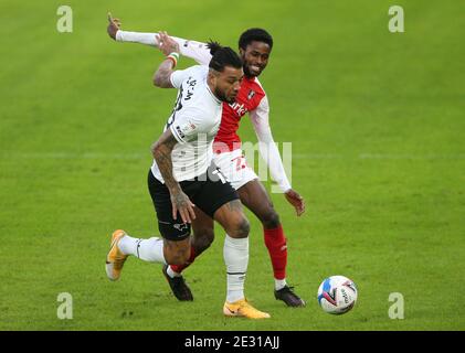 Colin Kazim-Richards du comté de Derby (à gauche) et Matthew Olosunde de Rotherham United se battent pour le ballon lors du match de championnat Sky Bet à Pride Park, Derby. Banque D'Images