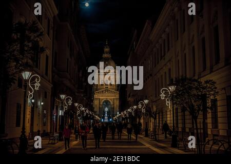 Budapest, Hongrie - 23 décembre 2020: - personnes appréciant l'arbre de Noël en face de la basilique Saint-Étienne Banque D'Images