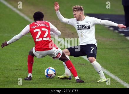 Matthew Olosunde (à gauche) de Rotherham United et Kamil Jozwiak du comté de Derby se battent pour le ballon lors du match de championnat Sky Bet à Pride Park, Derby. Banque D'Images