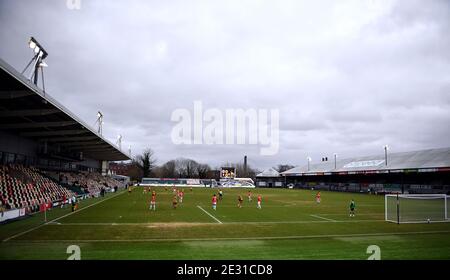 Vue générale de l'action sur le terrain en face des stands vides lors du match Sky Bet League Two à Rodney Parade, Newport. Banque D'Images