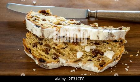 Gâteau de Noël au stollen pain traditionnel allemand doux, tranches de Christstollen sur fond de bois. Vue rapprochée sur le dessert saisonnier Banque D'Images