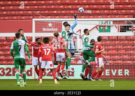 NOTTINGHAM, ANGLETERRE. JAN 16TH Brice Samba (30) de la forêt de Nottingham poinçons la balle loin d'un coin de Millwall lors du match de championnat de Sky Bet entre la forêt de Nottingham et Millwall au City Ground, Nottingham, le samedi 16 janvier 2021. (Credit: Jon Hobley | MI News) Credit: MI News & Sport /Alay Live News Banque D'Images