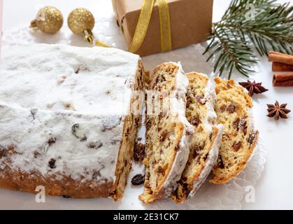 Gâteau de Noël au stollen pain traditionnel allemand doux, tranches de Christstollen sur fond blanc. Dessert de saison avec raisins secs, noix, épices, fr Banque D'Images