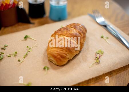 Pâte à croissant sur une table avec mise au point sélective Banque D'Images