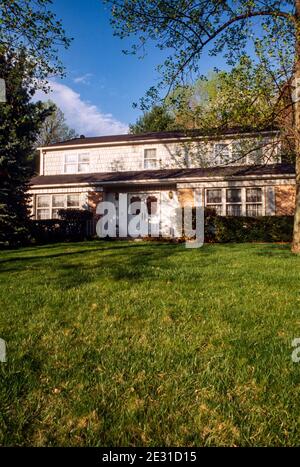 Suburban maison de deux étages en Virginie est joliment paysagée, USA Banque D'Images