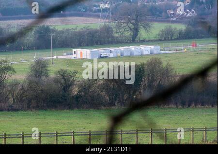 Aylesbury Vale, Buckinghamshire, Royaume-Uni. 15 janvier 2021. Un autre composé de trains à grande vitesse HS2 est apparu dans la vallée d'Aylesbury. Un creuseur a été un travail aujourd'hui dans les champs dans ce qui ressemble au commencement d'un autre creusage acaeologique. La très controversée liaison ferroviaire à grande vitesse de Londres à Birmingham coupe une cicatrice à travers les Chilterns qui est une région d'une beauté naturelle exceptionnelle. Crédit : Maureen McLean/Alay Banque D'Images