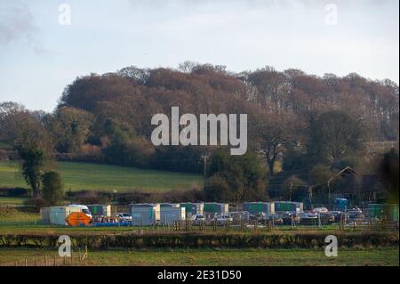 Aylesbury Vale, Buckinghamshire, Royaume-Uni. 15 janvier 2021. Une partie de Durham Farm, près de Jones Hill Wood, a été reprise par HS2 Ltd pour un autre de leurs composés pour la construction du train à grande vitesse de Londres à Birmingham. Il y a des appels à l'arrêt de tous les travaux de construction au Royaume-Uni afin d'éviter le risque de propagation de la maladie de Covid-19. Crédit : Maureen McLean/Alay Banque D'Images