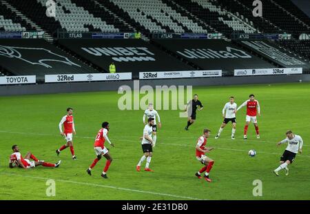 Kamil Jozwiak (à droite), du comté de Derby, tente un tir sur le but lors du match du championnat Sky Bet à Pride Park, Derby. Banque D'Images