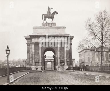 Photographie du XIXe siècle : Wellington Arch, également connu sous le nom de Constitution Arch ou de Green Park Arch, est une arche triomphale classée de catégorie I par Decimus Burton qui forme une pièce maîtresse de Hyde Park Corner dans le centre de Londres, entre les coins de Hyde Park et Green Park Banque D'Images