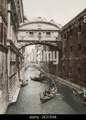 Photographie du XIXe siècle : pont des Soupirs, Ponte dei Sospiri. Le Pont des Soupirs est un pont à Venise, en Italie. Le pont clos est en calcaire blanc, a des fenêtres avec des bars en pierre, passe au-dessus du Rio di Palazzo, et relie la nouvelle prison aux salles d'interrogatoire dans le Palais des Doges. Banque D'Images