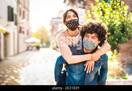 Un couple heureux d'amoureux qui aiment passer du temps à l'extérieur à la Saint Valentin - beau gars avec belle fille sur le moment de dos de piggy - Nouveau concept d'amour normal Banque D'Images