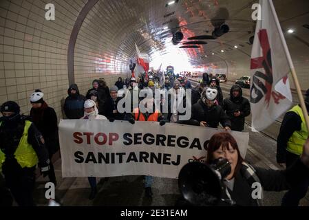 Varsovie, Varsovie, Pologne. 16 janvier 2021. Les manifestants défilaient lors d'une manifestation anti-vax le 16 janvier 2021 à Varsovie, en Pologne. Environ deux cents personnes ont participé à une manifestation contre la vaccination obligatoire, en particulier contre Covid-19. Crédit: Aleksander Kalka/ZUMA Wire/Alay Live News Banque D'Images