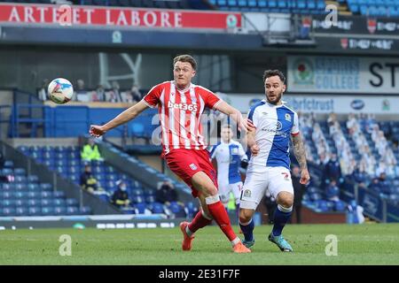 Blackburn, Royaume-Uni. 16 janvier 2021. BLACKBURN, ANGLETERRE. 16 JANVIER : Adam Armstrong de Blackburn Rovers combat Harry Souttar de Stoke City lors du match de championnat Sky Bet entre Blackburn Rovers et Stoke City à Ewood Park, Blackburn, le samedi 16 janvier 2021. (Credit: Pat Scaasi | MI News) Credit: MI News & Sport /Alay Live News Banque D'Images