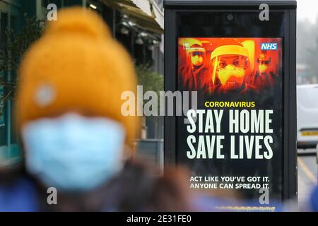 Londres, Royaume-Uni. 10 janvier 2021. Une femme passe devant l'affiche de campagne publicitaire Covid-19 du gouvernement « Maison de l'État, sauver des vies » à Londres, le nombre de cas de la variante mutée du virus SRAS-COV-2 continuant de se propager dans tout le pays. Crédit : SOPA Images Limited/Alamy Live News Banque D'Images