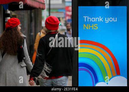 Londres, Royaume-Uni. 10 janvier 2021. Des gens marchent devant l'affiche de campagne publicitaire Covid-19 d'un gouvernement, « Maison de famille, sauver des vies », à Londres, car le nombre de cas de la variante mutée du virus SRAS-COV-2 continue de se propager dans tout le pays. Crédit : SOPA Images Limited/Alamy Live News Banque D'Images