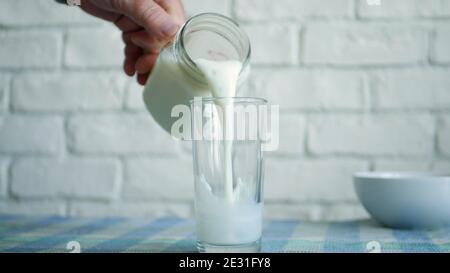 Image avec un verre de lait frais au petit déjeuner Un matin Banque D'Images