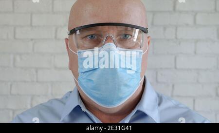 Portrait d'ingénieur portant des lunettes de protection et masque facial médical en cas de pandémie de coronavirus Banque D'Images