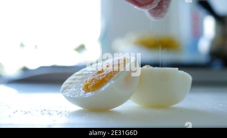 Gros plan avec un œuf cuit chaud et délicieux à Petit déjeuner le matin Banque D'Images