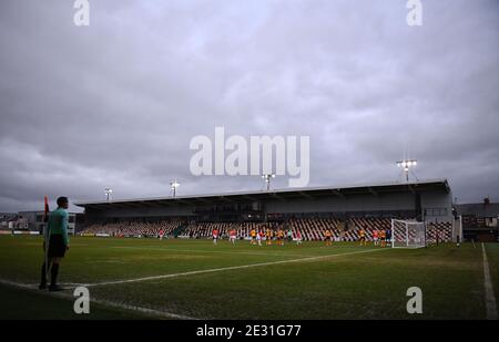 Vue générale de l'action sur le terrain en face des stands vides lors du match Sky Bet League Two à Rodney Parade, Newport. Banque D'Images