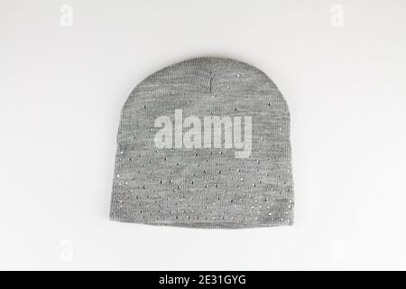 superbe bonnet d'hiver tricoté sur fond blanc Banque D'Images