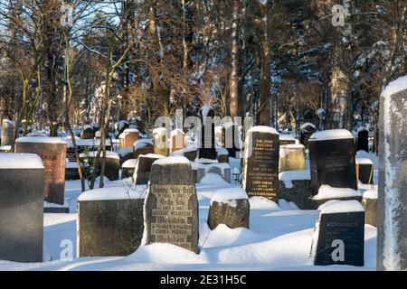 Tombes et pierres de tête du cimetière Hietaniemi recouvertes de neige. Helsinki, Finlande. Banque D'Images