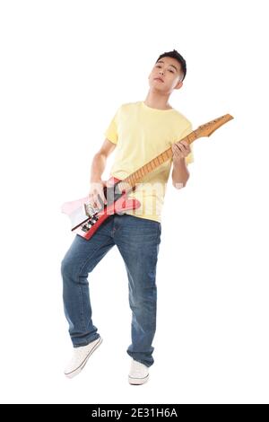 Portrait d'un jeune homme jouant de la guitare photo de haute qualité Banque D'Images