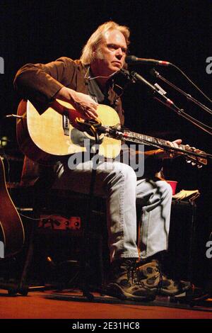 Neil Young joue un concert acoustique au Hammersmith Apollo à Londres, au Royaume-Uni. 17 mai 2003 Banque D'Images