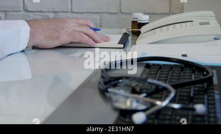 Image avec un médecin dans l'armoire de l'hôpital Une recette médicale un traitement Banque D'Images