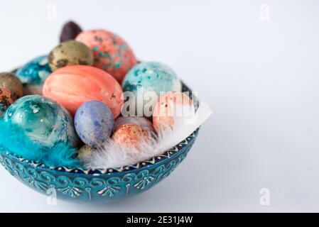 Joyeuses Pâques. fond de pâques. Oeufs de Pâques colorés. oeufs pantone isola Banque D'Images