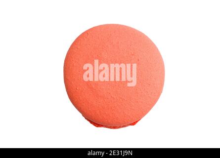Gros plan macaron rouge isolé sur blanc avec ombre. Vue de dessus. Banque D'Images