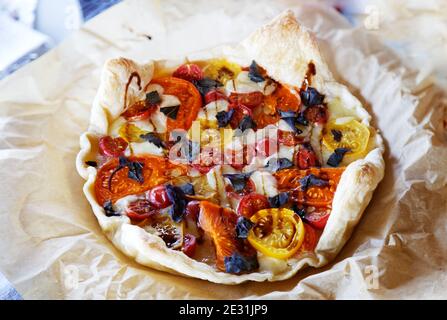 Fermer la pizza végétarienne maison de différents légumes sur une pâte feuilletée Banque D'Images