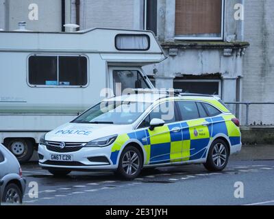 Sheerness, Kent, Royaume-Uni. 16 janvier 2021. La police a enfermé/bloqué 3 routes à Sheerness, Kent - Alma Road, Fontblanque & Meyrick, avec des voitures de police qui gardaient l'entrée des routes. Photo: Une voiture de police bloquant l'entrée de la route Fonblanque. Selon les médias sociaux, au moins 7 policiers armés ont été vus à Alma Road. Crédit : James Bell/Alay Live News Banque D'Images