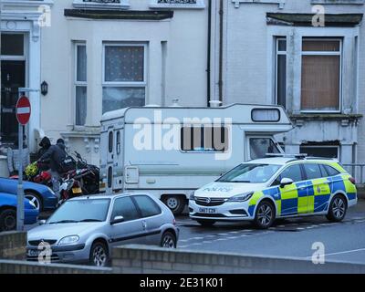 Sheerness, Kent, Royaume-Uni. 16 janvier 2021. La police a enfermé/bloqué 3 routes à Sheerness, Kent - Alma Road, Fontblanque & Meyrick, avec des voitures de police qui gardaient l'entrée des routes. Photo: Une voiture de police à l'entrée de la route Fonblanque. Selon les médias sociaux, au moins 7 policiers armés ont été vus à Alma Road. Crédit : James Bell/Alay Live News Banque D'Images