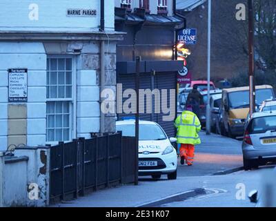 Sheerness, Kent, Royaume-Uni. 16 janvier 2021. La police a enfermé/bloqué 3 routes à Sheerness, Kent - Alma Road, Fontblanque & Meyrick, avec des voitures de police qui gardaient l'entrée des routes. Photo : une voiture de police bloquant l'entrée de Alma Road. Selon les médias sociaux, au moins 7 policiers armés ont été vus à Alma Road. Crédit : James Bell/Alay Live News Banque D'Images