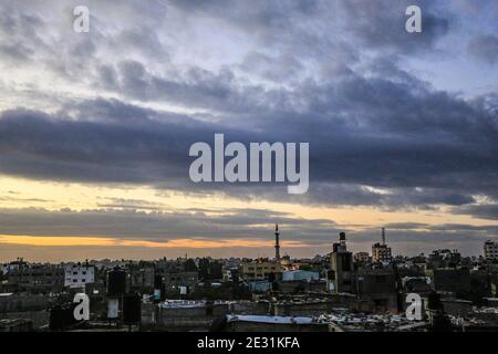 Gaza, la bande de Gaza, Palestine. 16 janvier 2021. Coucher de soleil dans le camp de Jabalia, dans le nord de la bande de Gaza. Credit: Mahmoud Issa/Quds Net News/ZUMA Wire/Alay Live News Banque D'Images