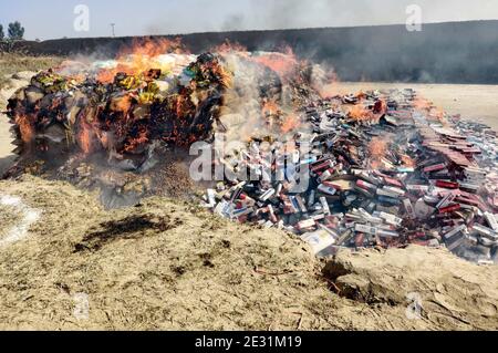 Vue de la pile brûlante de tabac à mâcher et de drogues indiens saisis lors de la cérémonie organisée par les douanes, à Sukkur le samedi 16 janvier 2021. Banque D'Images
