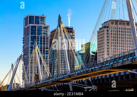 Vue rapprochée des passerelles du Jubilé d'or (ponts de Hungerford) au-dessus de la Tamise, Southbank, Londres, Royaume-Uni Banque D'Images