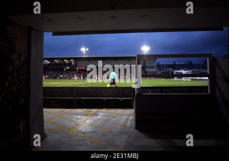 Vue générale de l'action sur le terrain, vue depuis les stands vides lors du match Sky Bet League Two à Rodney Parade, Newport. Banque D'Images