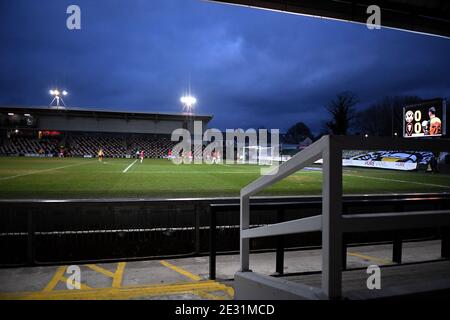 Vue générale de l'action sur le terrain, vue depuis les stands vides lors du match Sky Bet League Two à Rodney Parade, Newport. Banque D'Images