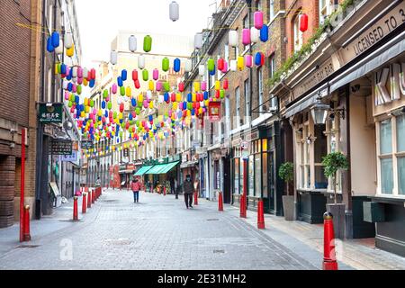 9 janvier 2021 Londres, Royaume-Uni - Emptry Street dans Chinatown et les gens dans les masques pendant le 3ème coronavirus verrouillage sur un week-end ensoleillé Banque D'Images