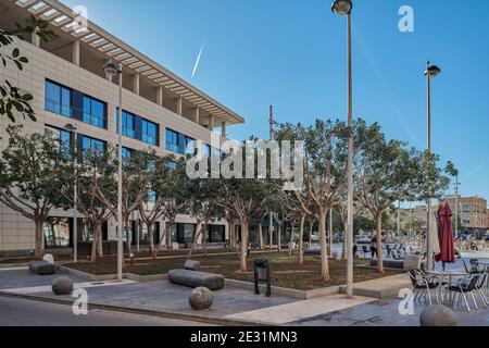 Place Pere Cornell avec son jardin, arbres, terrasse avec chaises, table et la mairie en arrière-plan, Almassora, Castello, Espagne, Europe Banque D'Images